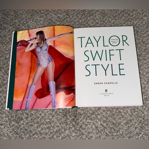 Taylor Swift Style: Fashion Through the Eras - Picture 9 of 15